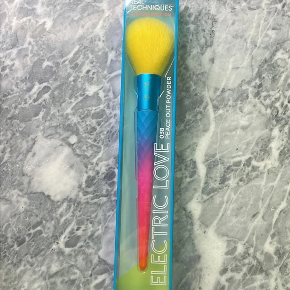 New‎ Real Techniques Electric Love Peace Out Powder Brush